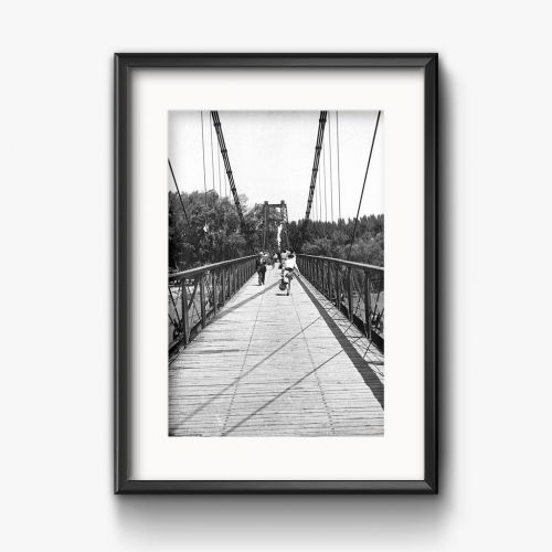 Peatones en la pasarela del Ebro
